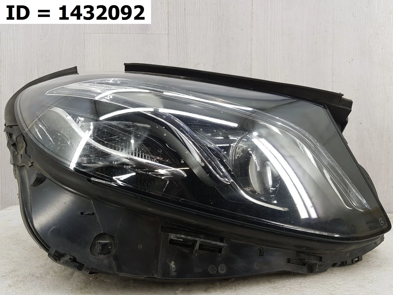 фара правая Mercedes Benz E CLASS 5, W213 213 C238 Правый  A2139062806 2016-2024 (контрактная запчасть)