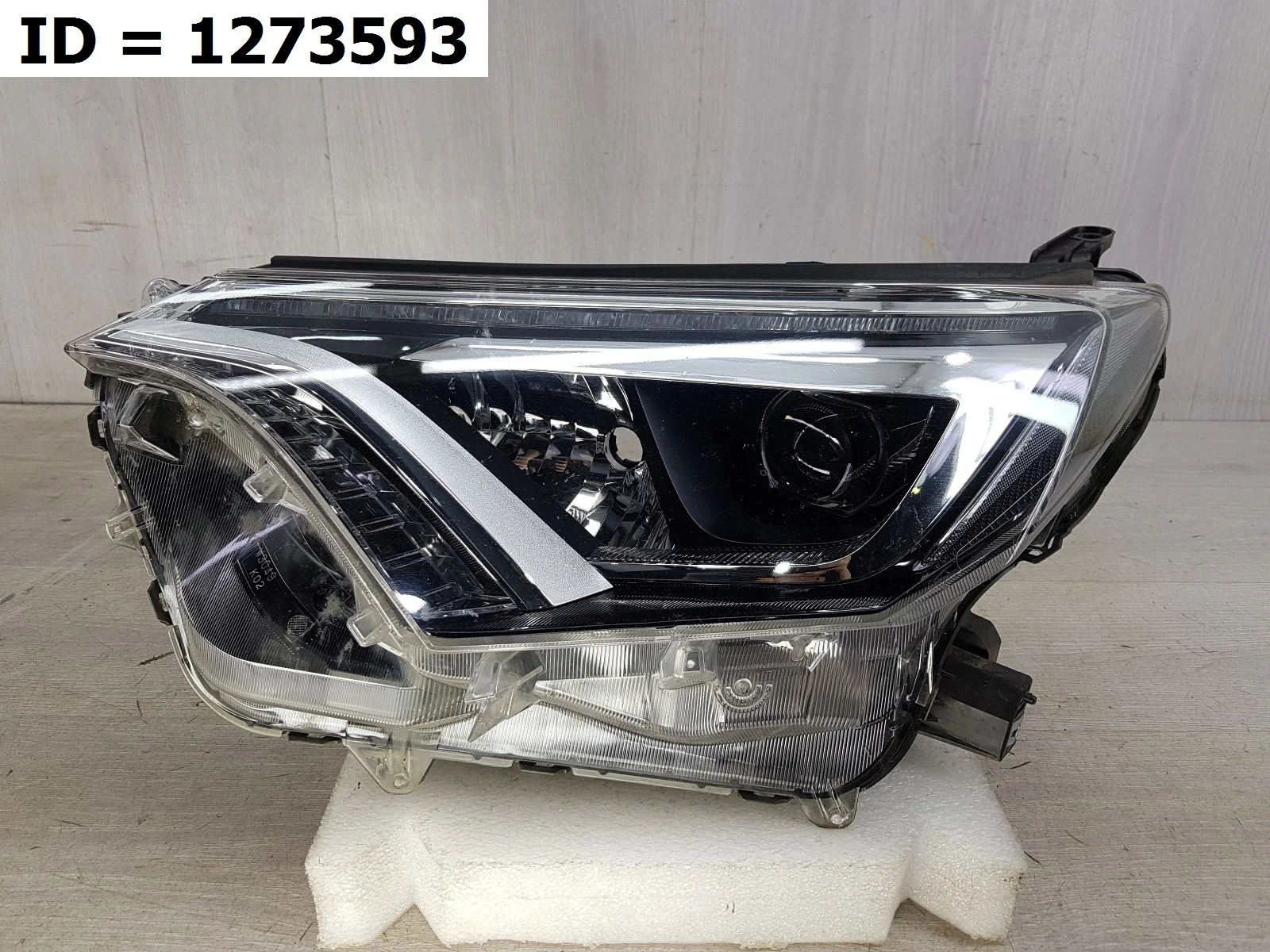 фара левая Toyota RAV4 4, XA40 ZSA44 Левый  8118542680 2012-2019 (контрактная запчасть)