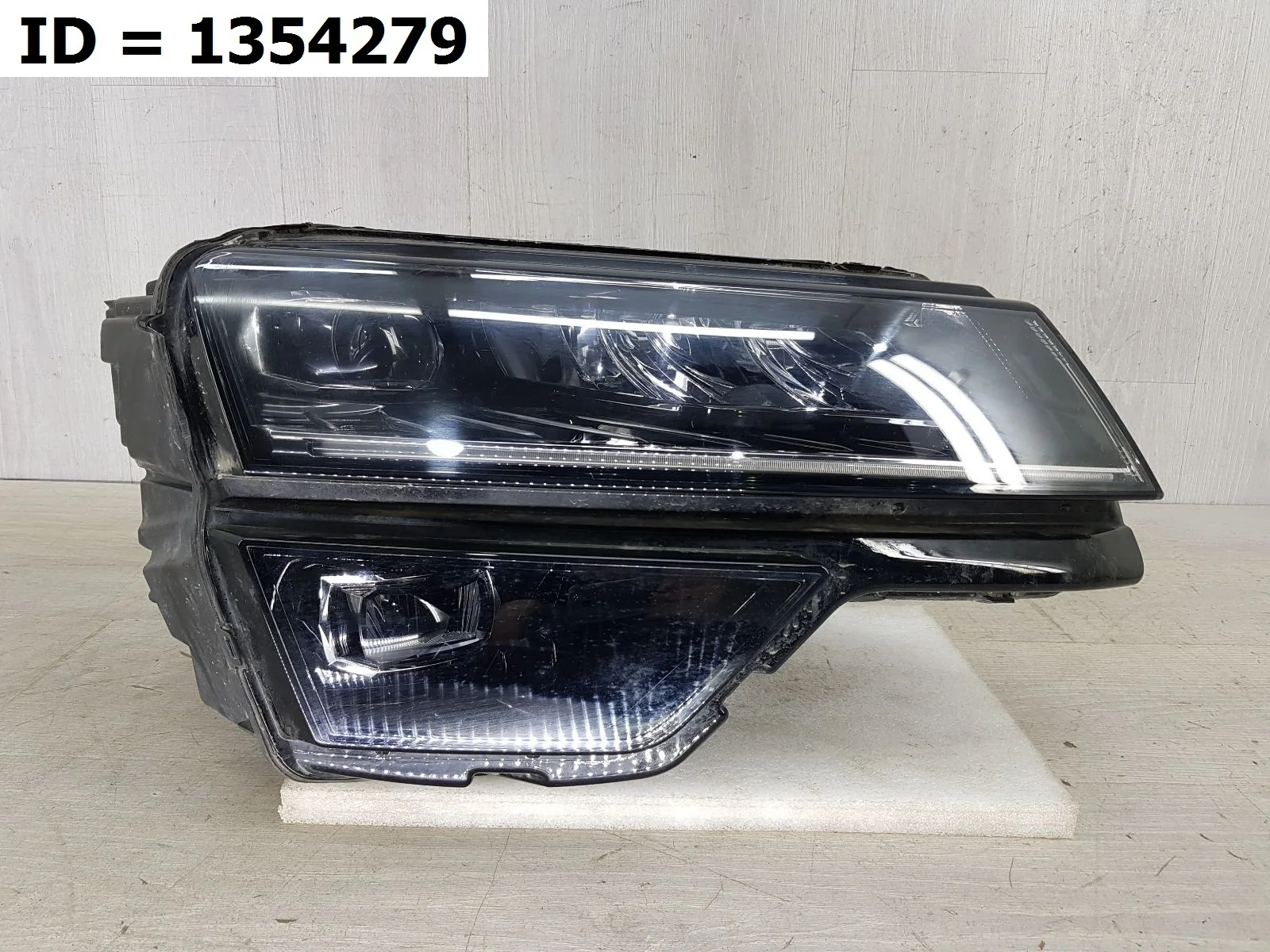 фара правая Skoda Karoq 1, NU7 Правый  57B941016D 2017-2024 (контрактная запчасть)