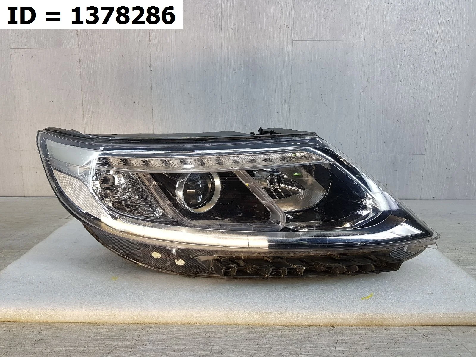 фара правая Kia SORENTO 2  XM  Правый  921022P550 2009-2021 (контрактная запчасть)