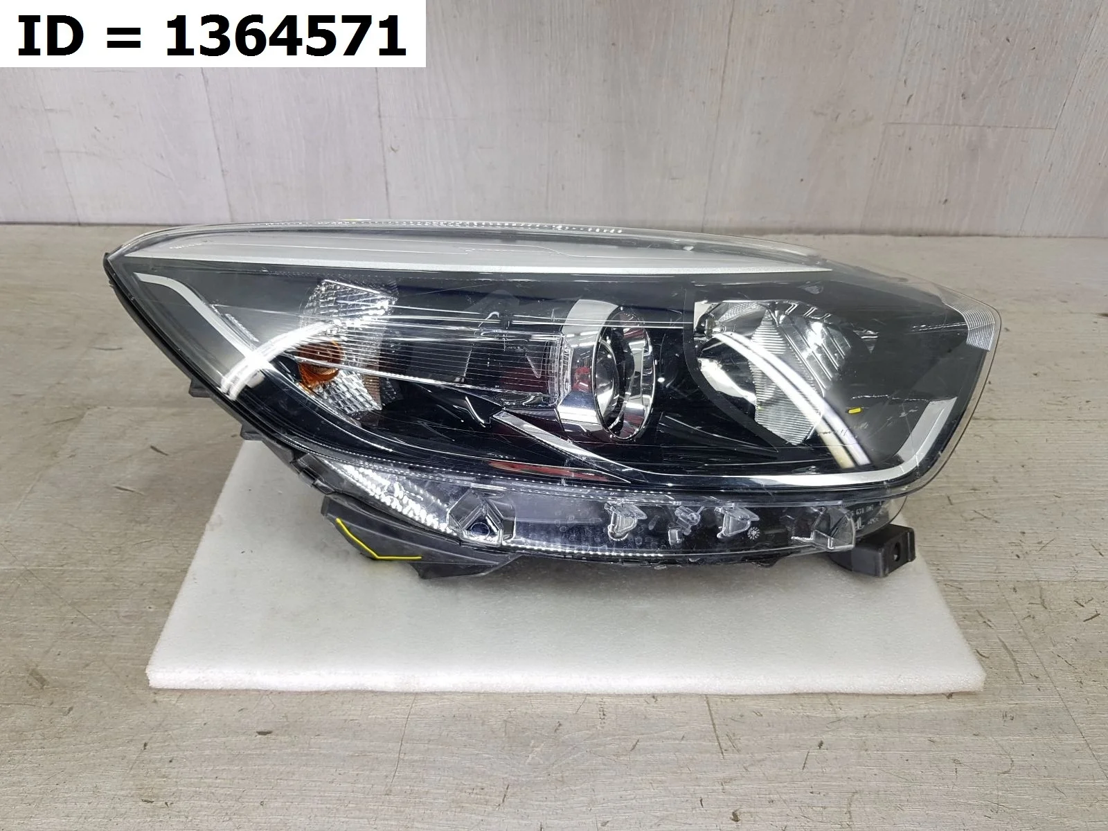 фара правая Renault KAPTUR 1 Правый  260108765R 2016-2024 (контрактная запчасть)