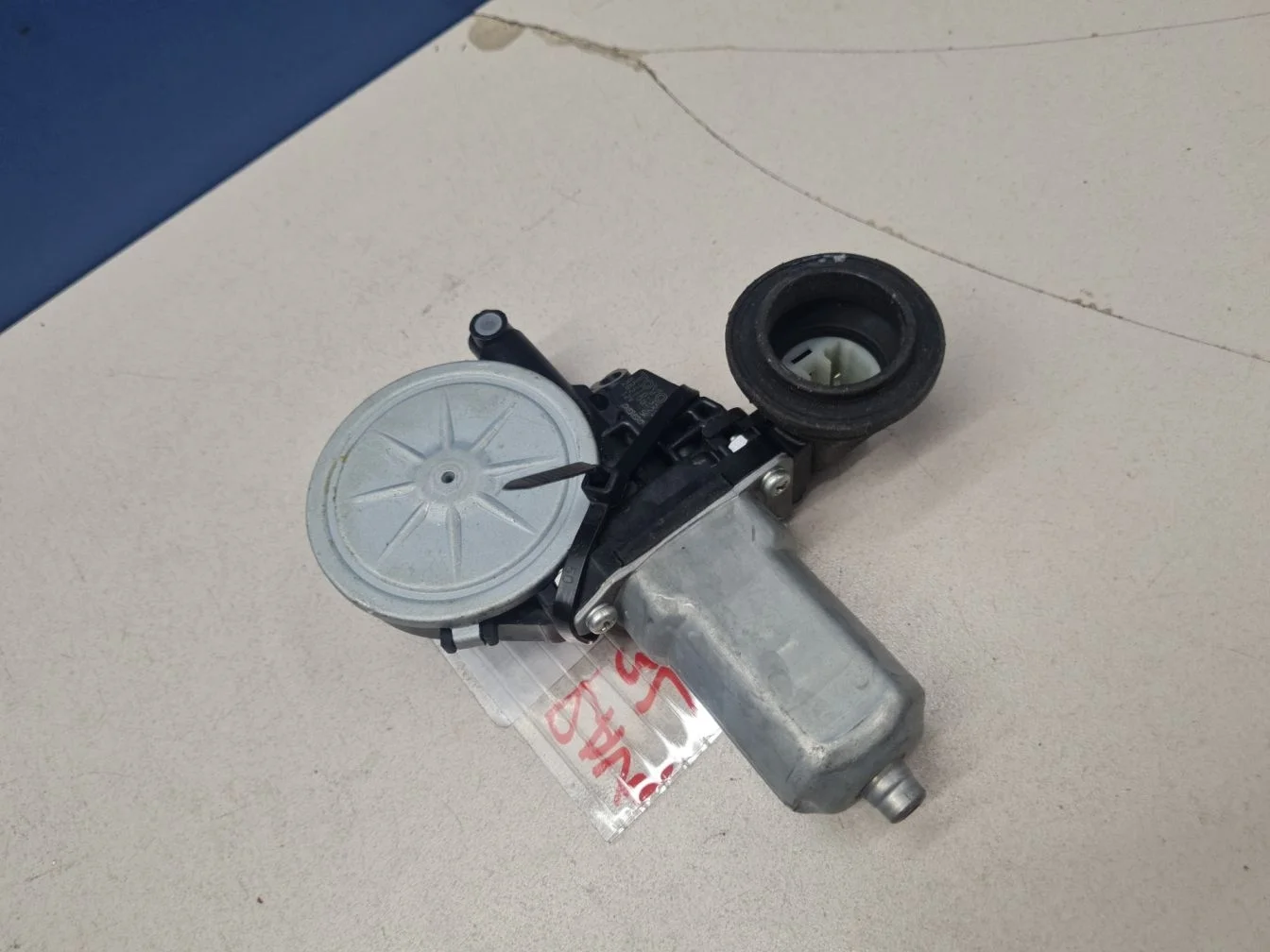 Моторчик стеклоподъёмника задний левый для Toyota RAV 4 2013-2019