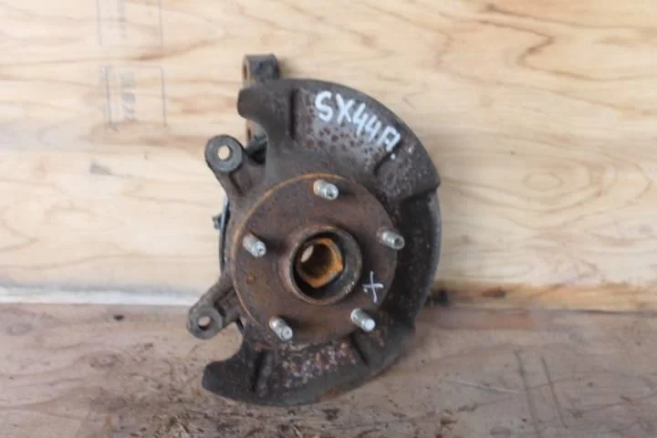 Б.у. кулак поворотный SUZUKI SX4 YA11S SUZUKI SX4 YA11S