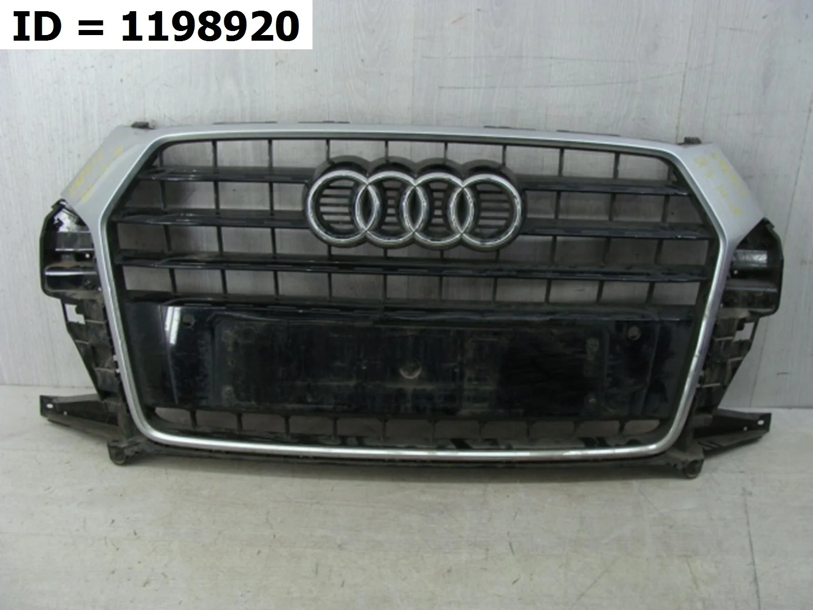 Решетка радиатора Audi Q3