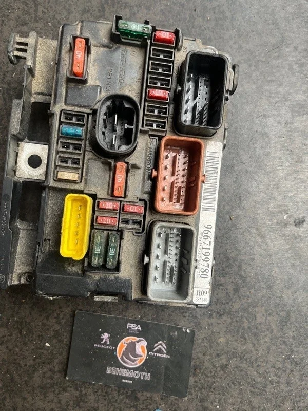 Блок предохранителей под капот Citroen 207 9667199780 1.6
