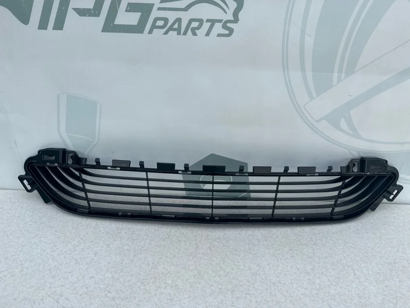 Решетка переднего бампера центральная Mercedes W205