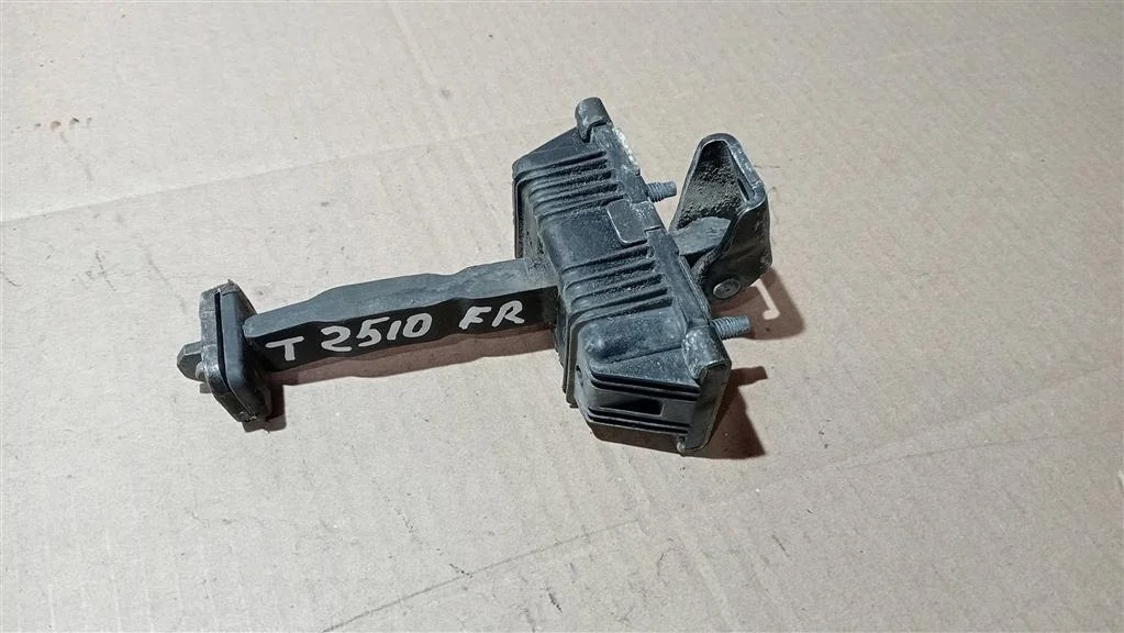 Б.у. ограничитель двери TOYOTA AVENSIS ZZT251 TOYOTA AVENSIS ZZT251