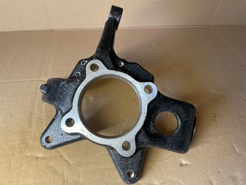 Кулак поворотный MITSUBISHI PAJERO 4, MONTERO 2006 2007 2008 2009 2010 2011 2012 2013 2014 2015 2016 2017 2018 2019 2020 2021 2022 2023 V87W, V88V, V88W, V93W, V97W, V98V, V98W