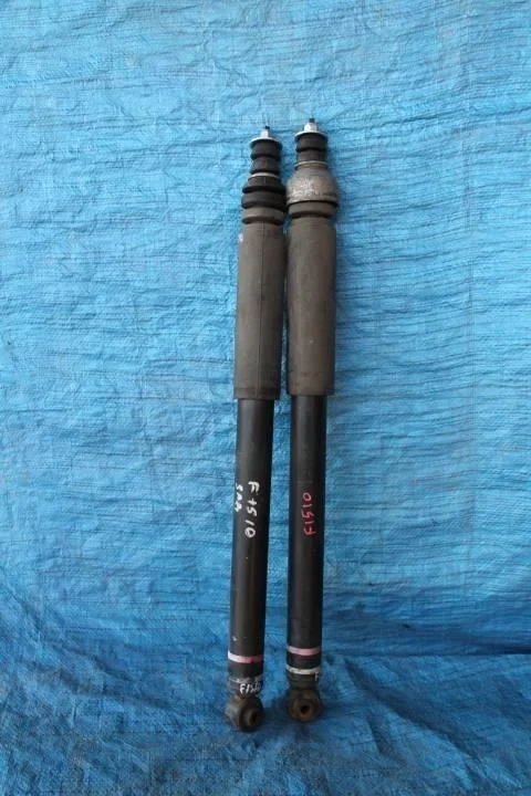 Б.у. амортизатор  2 шт NISSAN JUKE F15E NISSAN JUKE F15E