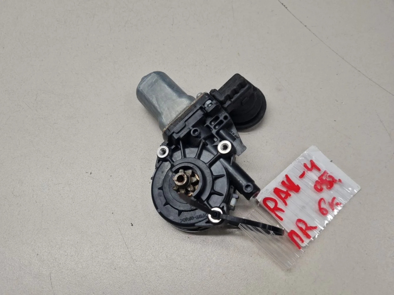 Моторчик стеклоподъёмника передний правый для Toyota RAV 4 2013-2019