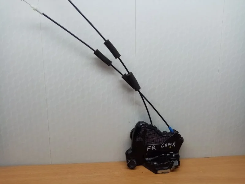 Замок двери передний правый Toyota Camry XV50/55
