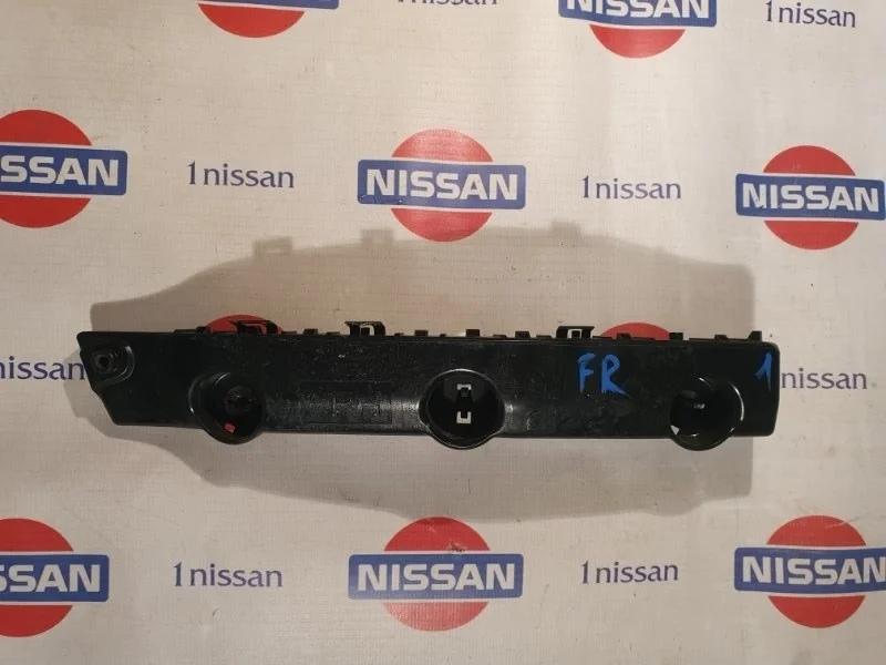 Кронштейн бампера переднего Nissan 622224CL0A, передний правый