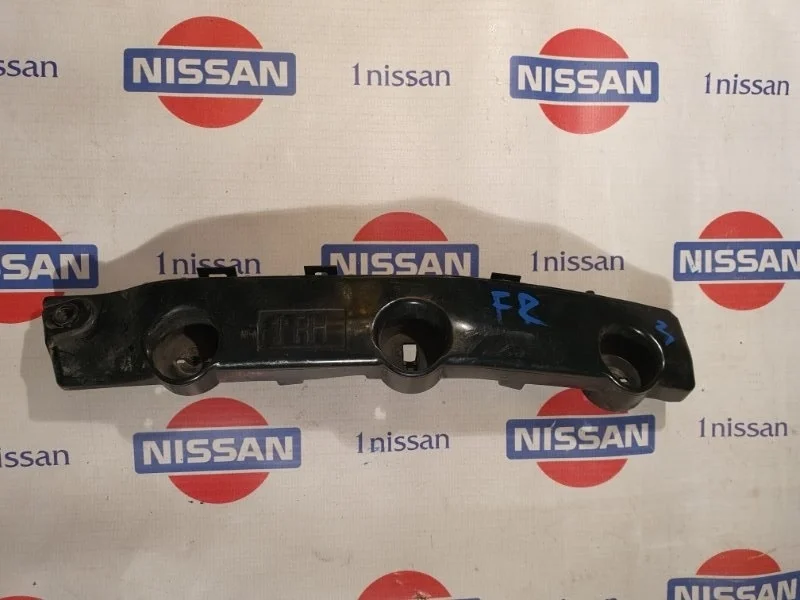 Кронштейн бампера переднего Nissan 622224CL0A, передний правый