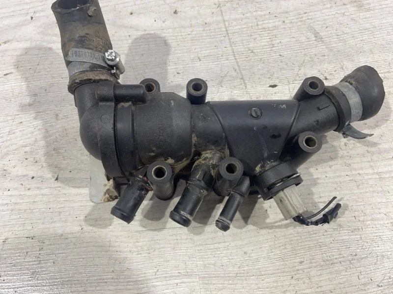 Фланец двигателя системы охлаждения Ford Focus 1