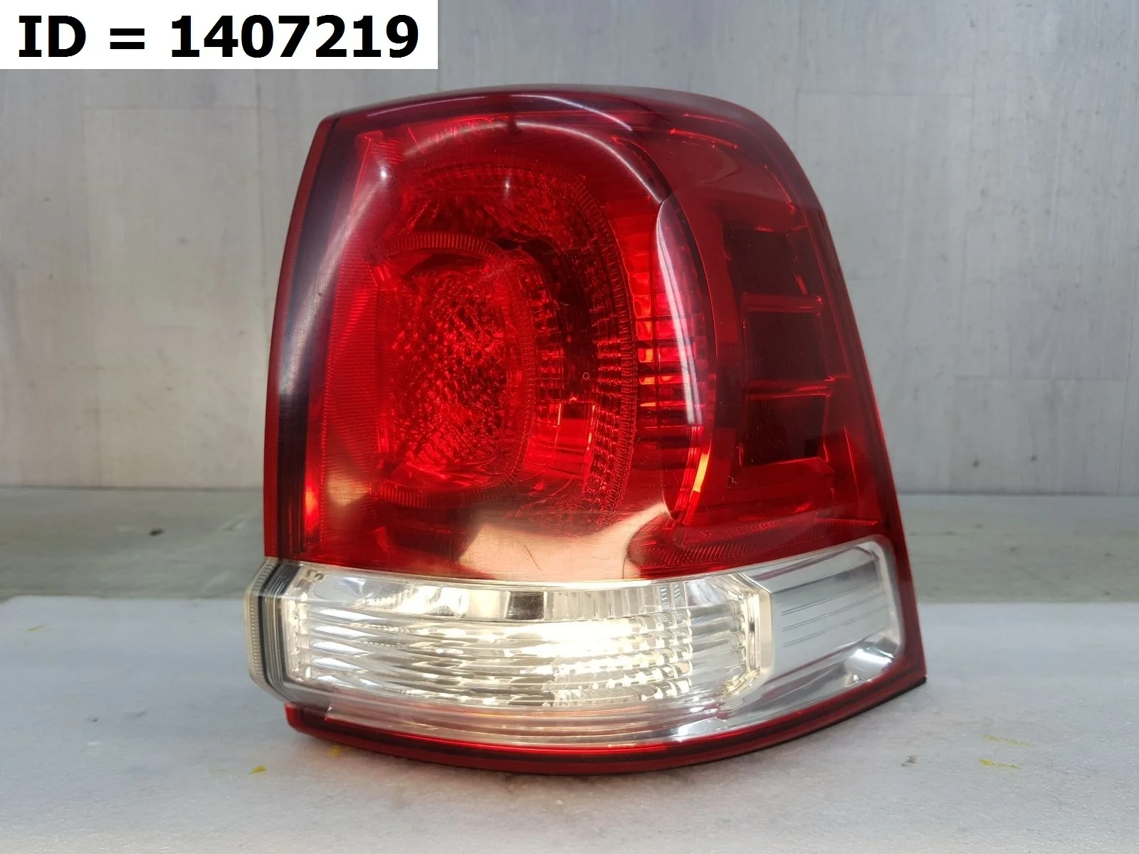 фонарь задний правый Toyota LAND CRUISER 11, 200 UZJ200 VDJ200 Правый  81551-60820 2007 - 2021 (контрактная запчасть)