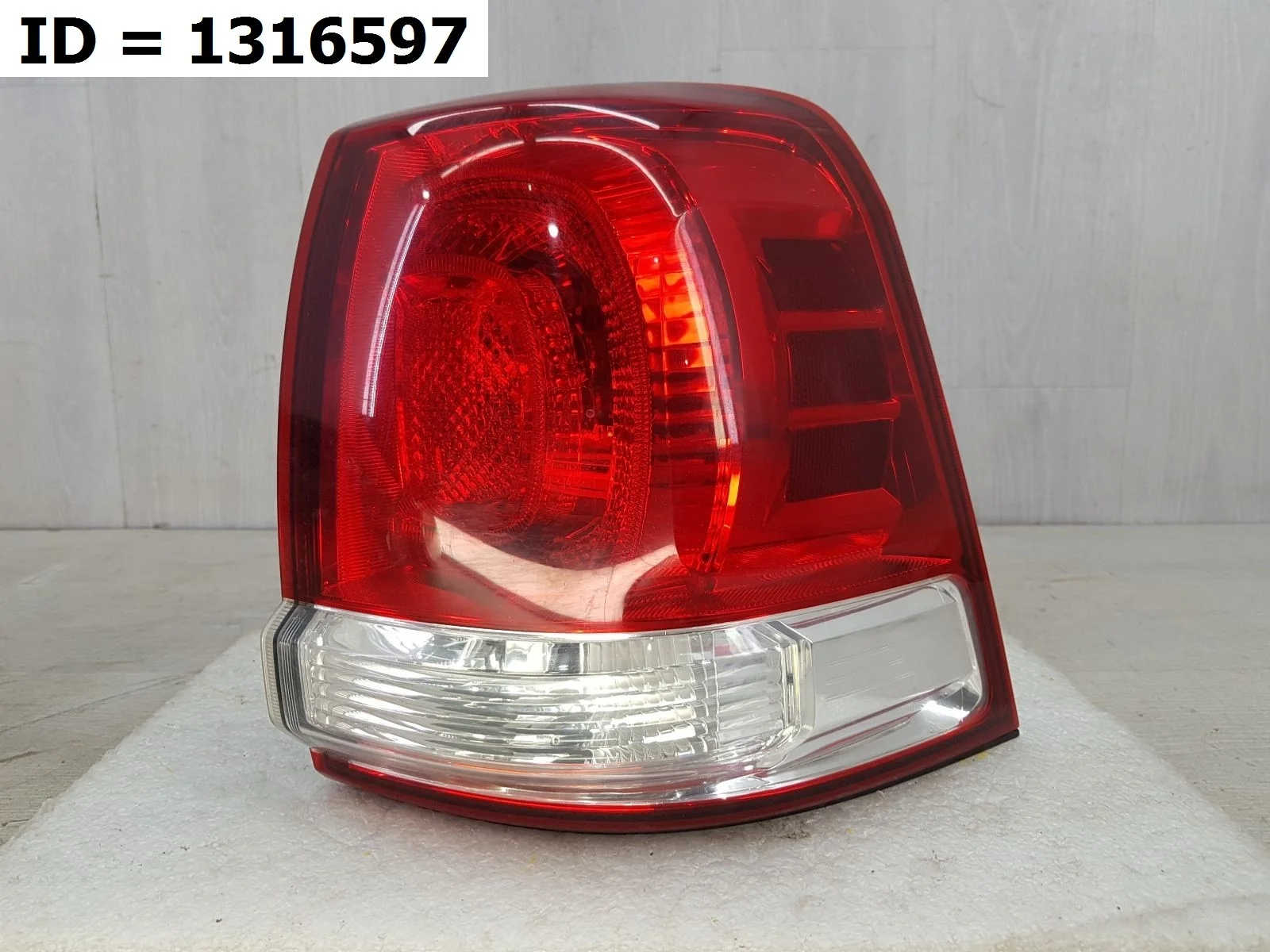 фонарь задний правый Toyota LAND CRUISER 11, 200 UZJ200 VDJ200 Правый  8155160820 2007-2021 (контрактная запчасть)