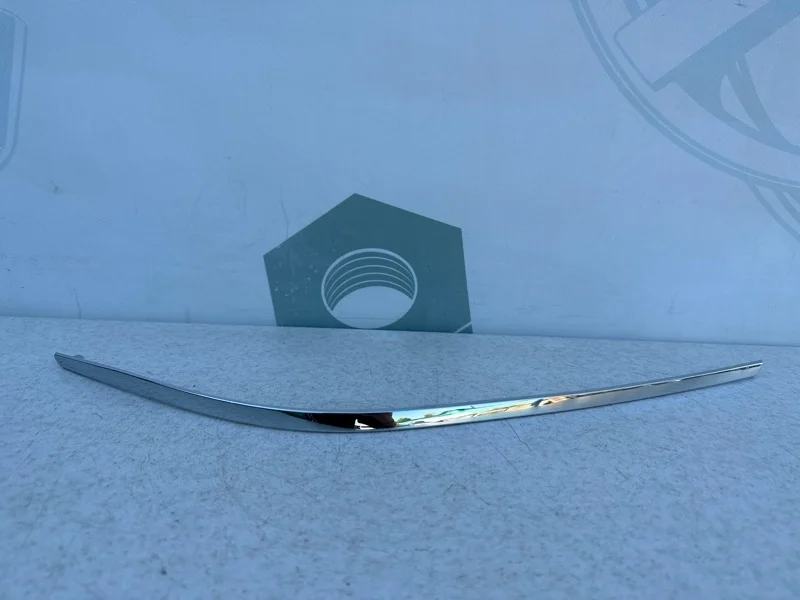 Молдинг переднего бампера правый Mercedes C207