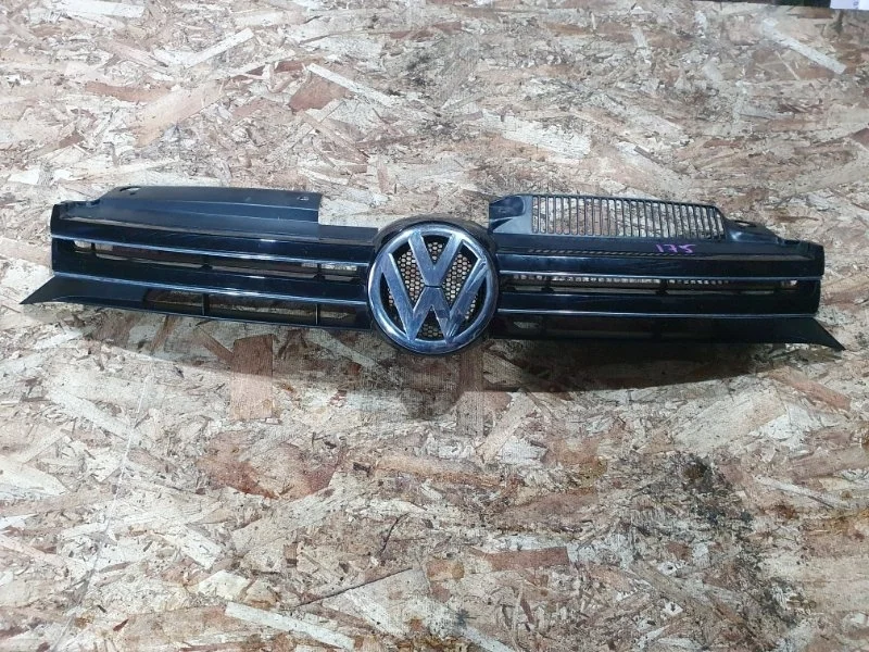 Решетка радиатора Volkswagen Golf 2008-2012 6(5ХБ)
