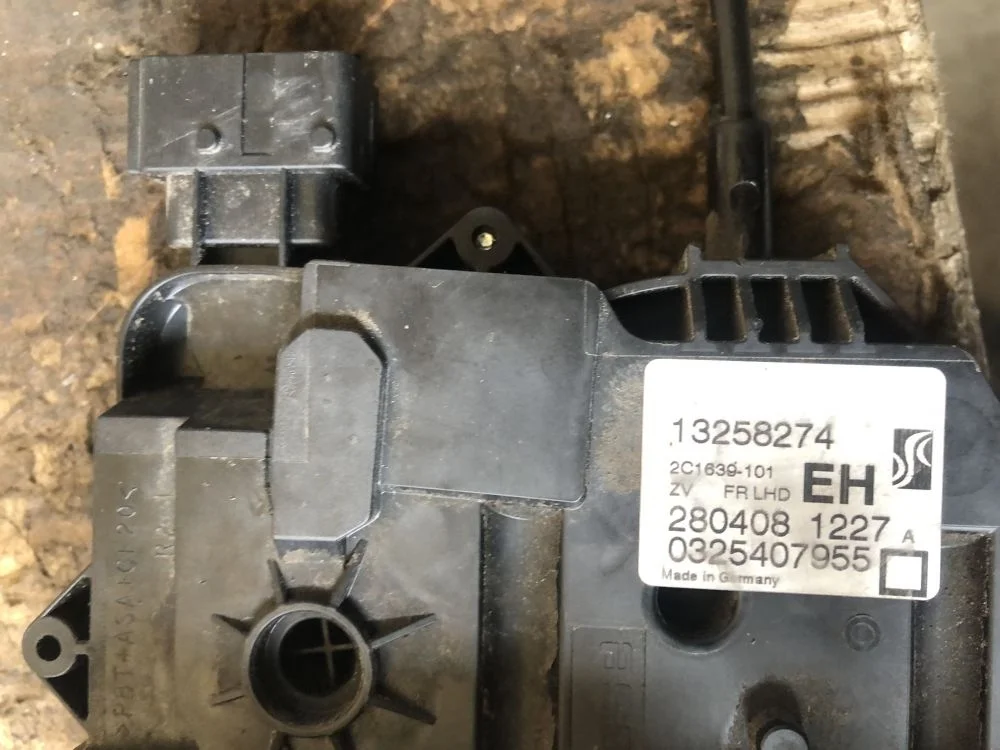 замок двери передний правый opel corsa D