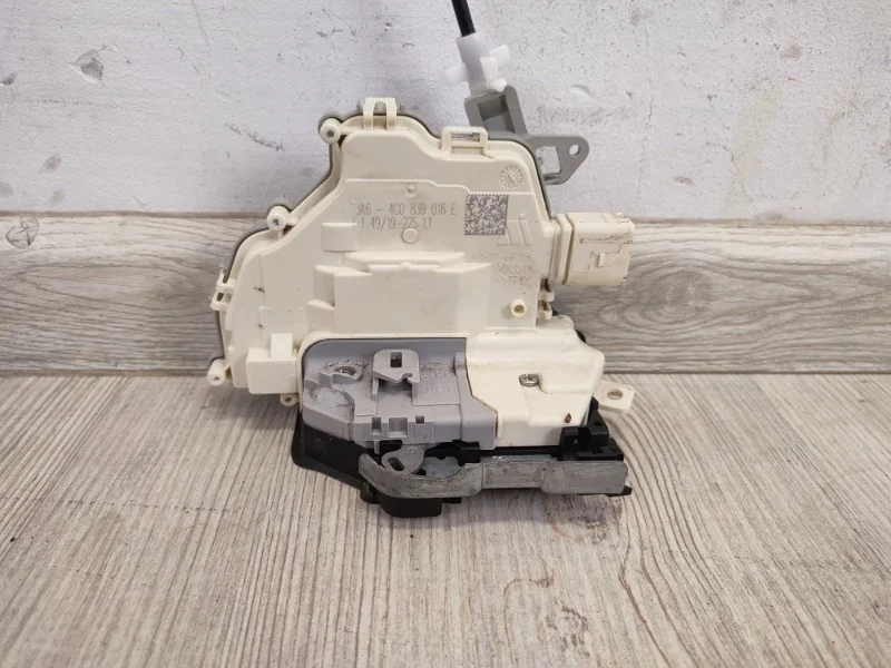 Замок двери VW Touareg 3 2019- CR7