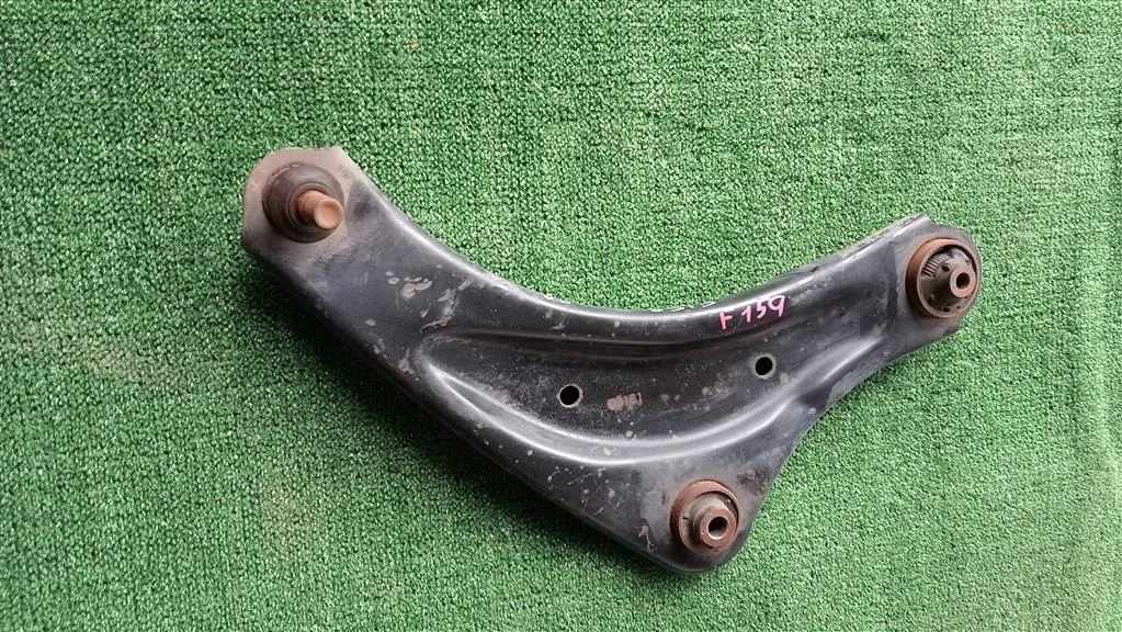 Б.у. рычаг NISSAN JUKE F15E NISSAN JUKE F15E