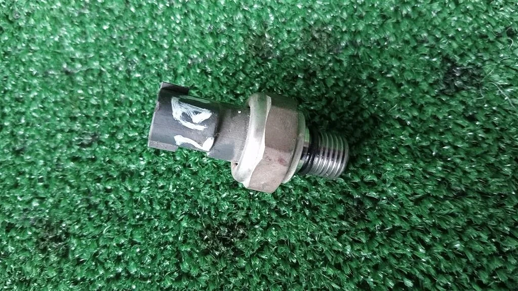 Б.у. датчик давления масла TOYOTA NOAH ZRR70 TOYOTA NOAH ZRR70