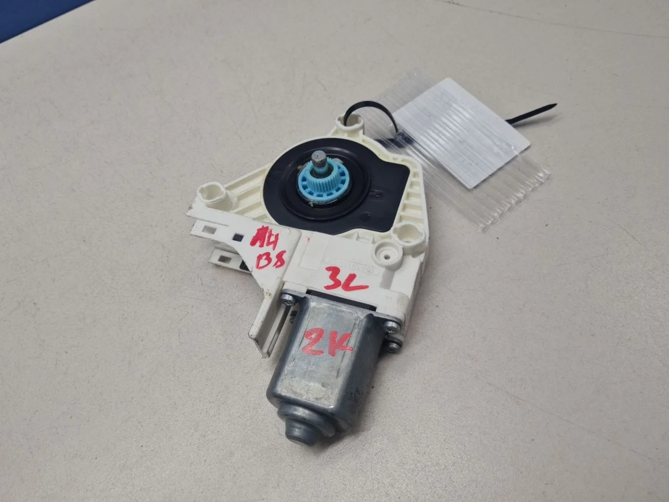 Моторчик стеклоподъёмника задний левый для Audi A4 B8 Allroad quattro 2009-2016