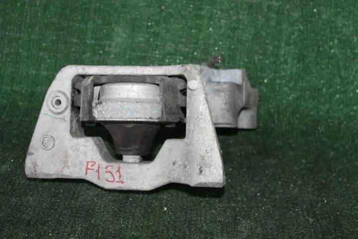 Б.у. опора двигателя NISSAN JUKE F15E NISSAN JUKE F15E
