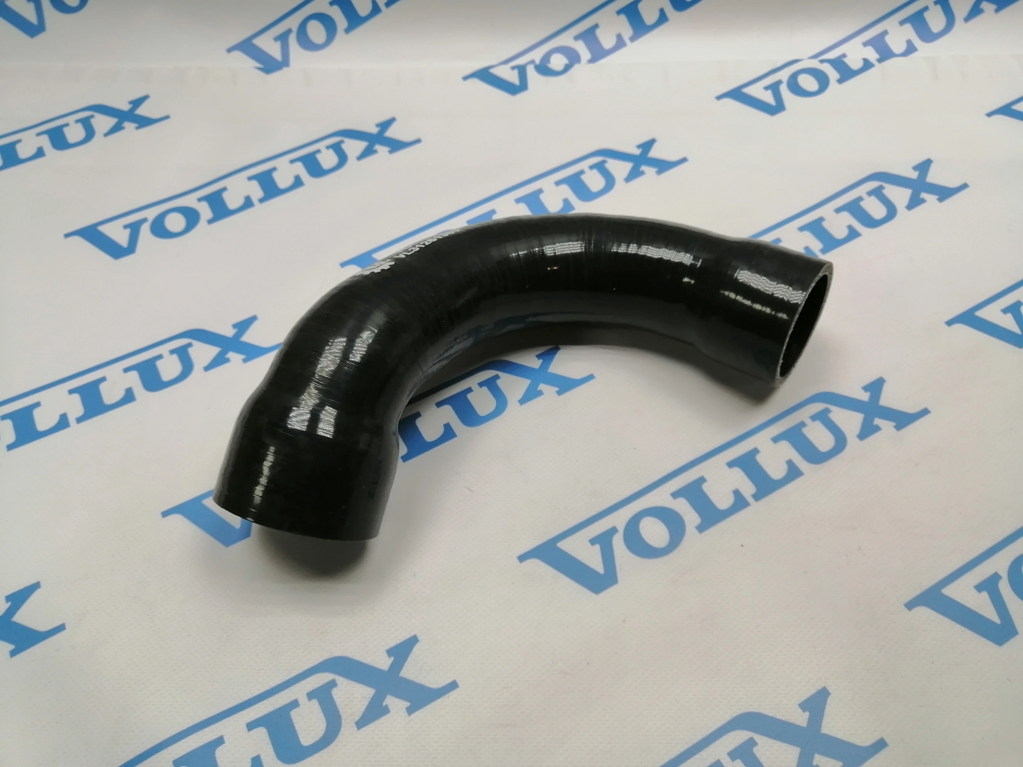 Vollux Патрубок интеркулера XC90 03-14 B5254T прав.силиконовый усиленный