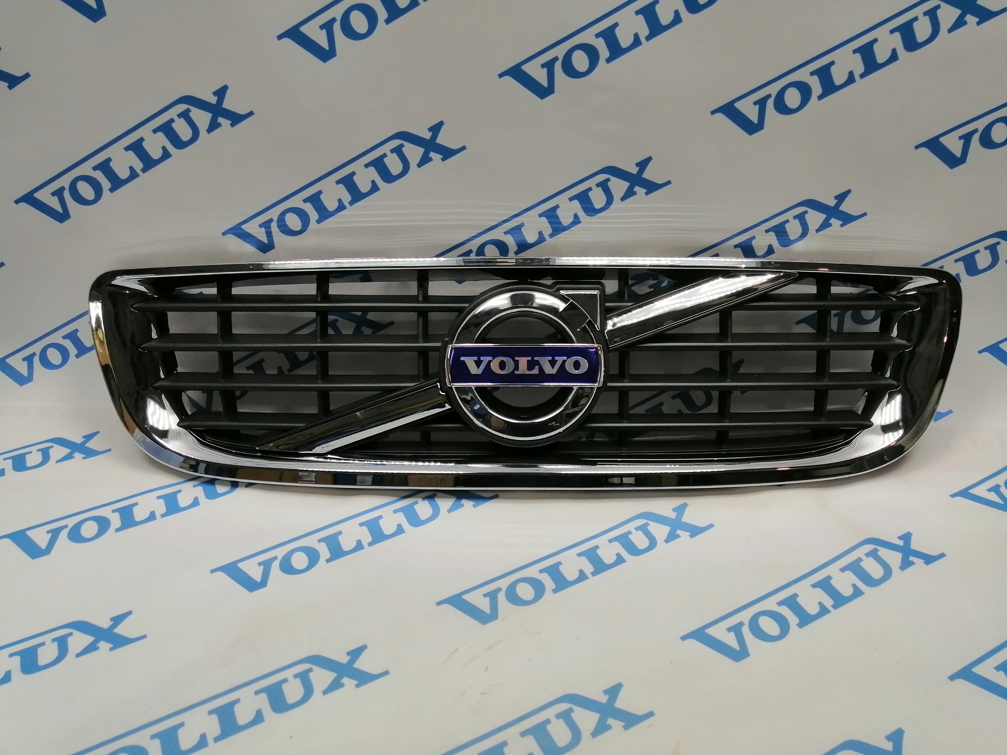 Vollux Решетка радиатора S40/V50 10-12 (в сборе с эмблемой)