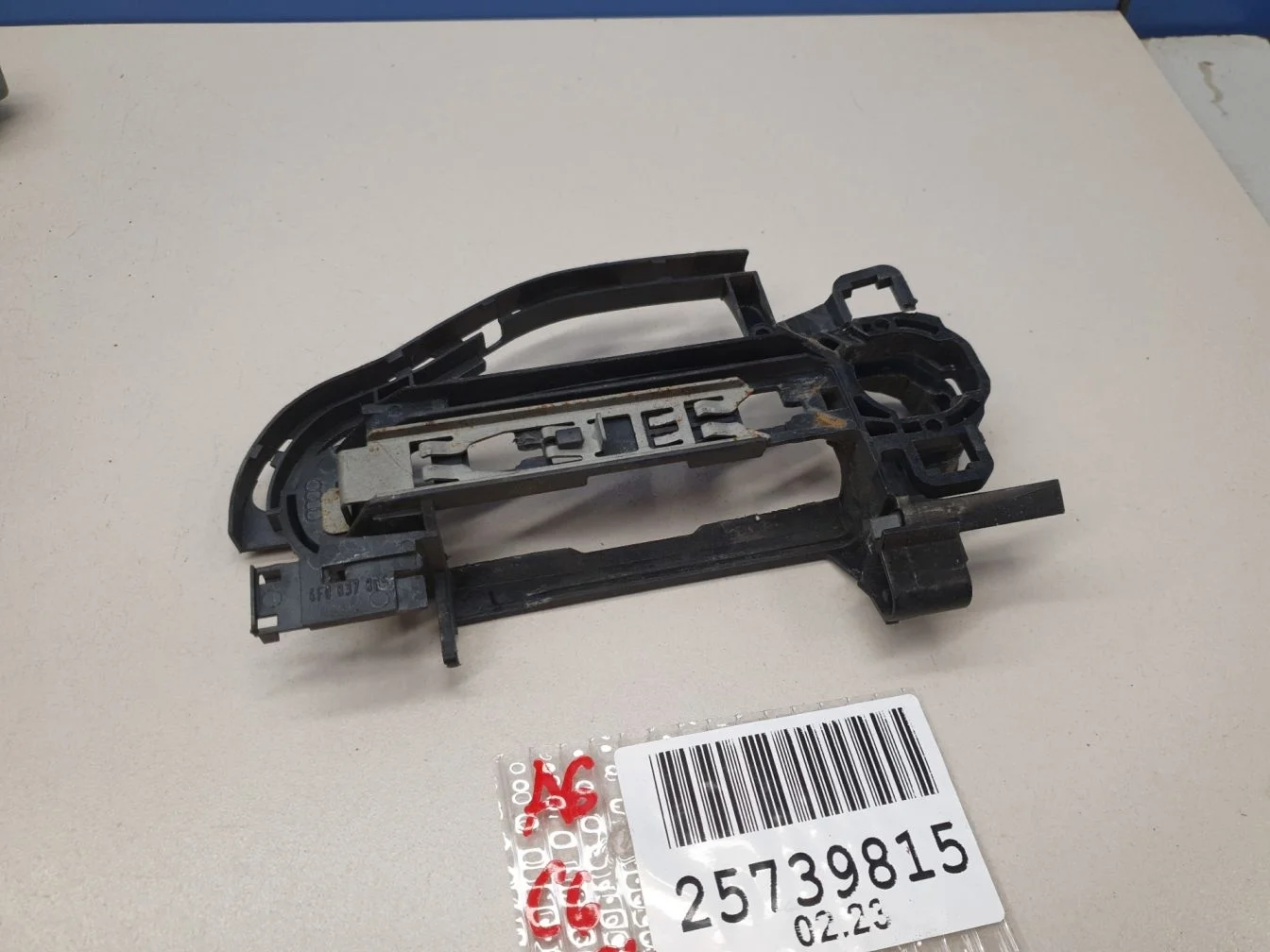 Кронштейн ручки двери задней левый для Audi A6 C6 2004-2011