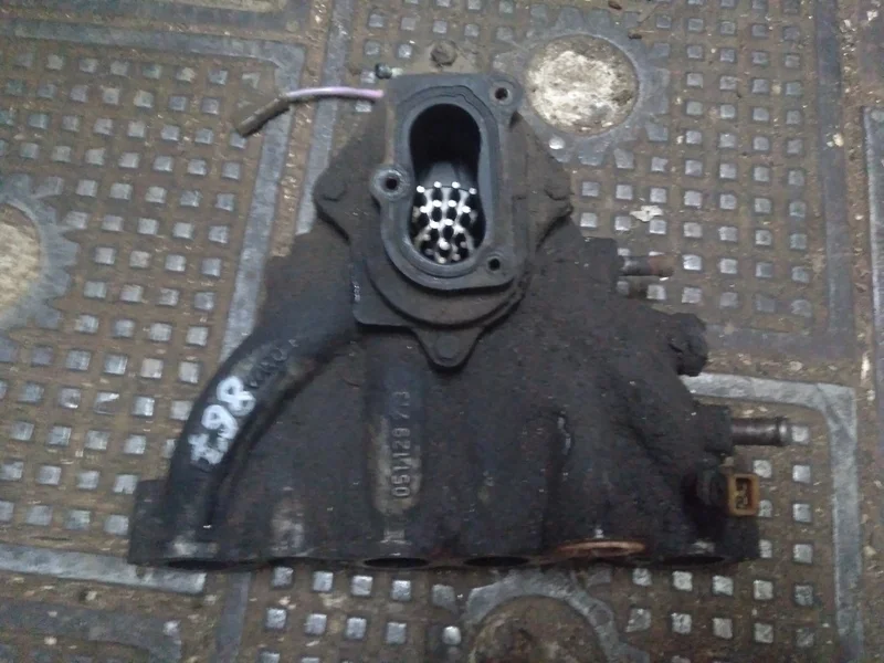 Впускной коллектор Volkswagen Golf 3