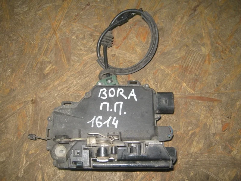 Замок двери передней правой Volkswagen Bora