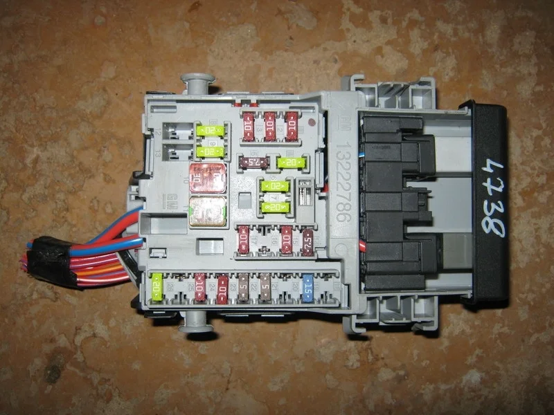 Блок предохранителей Opel Astra J GTC