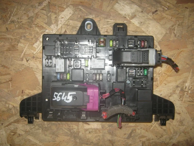 Блок предохранителей Opel Astra J GTC