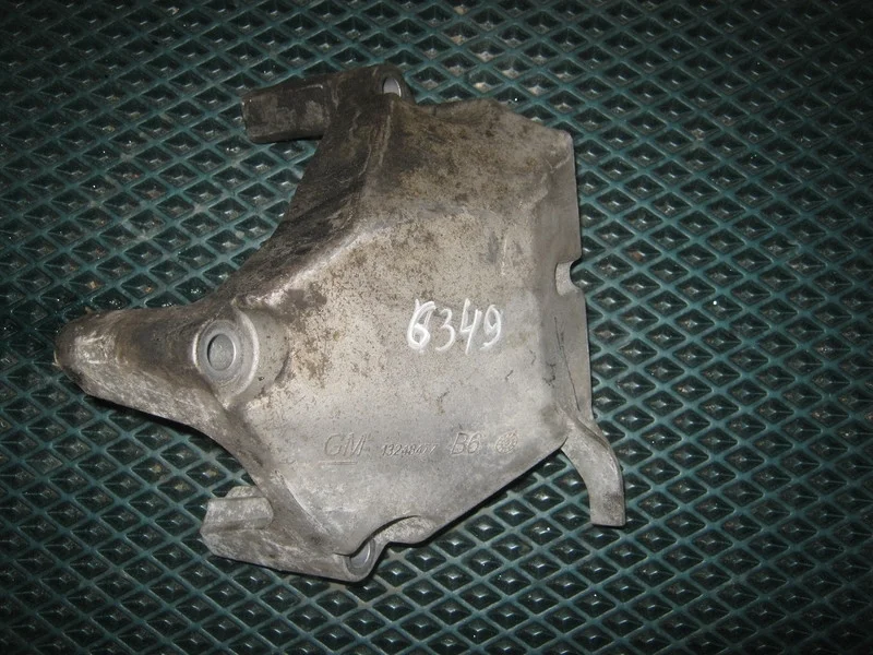 Кронштейн двигателя правый Opel Astra J GTC