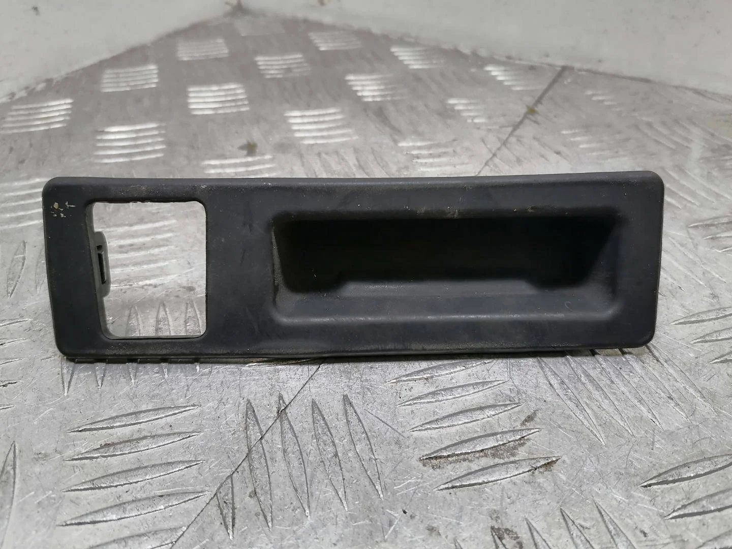 кнопка открытия багажника BMW 5 F07/F10/F11
