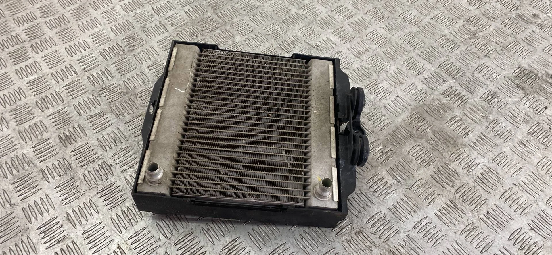 дополнительный радиатор охлаждающей жидкости в основной кассете BMW 7 F01/F02