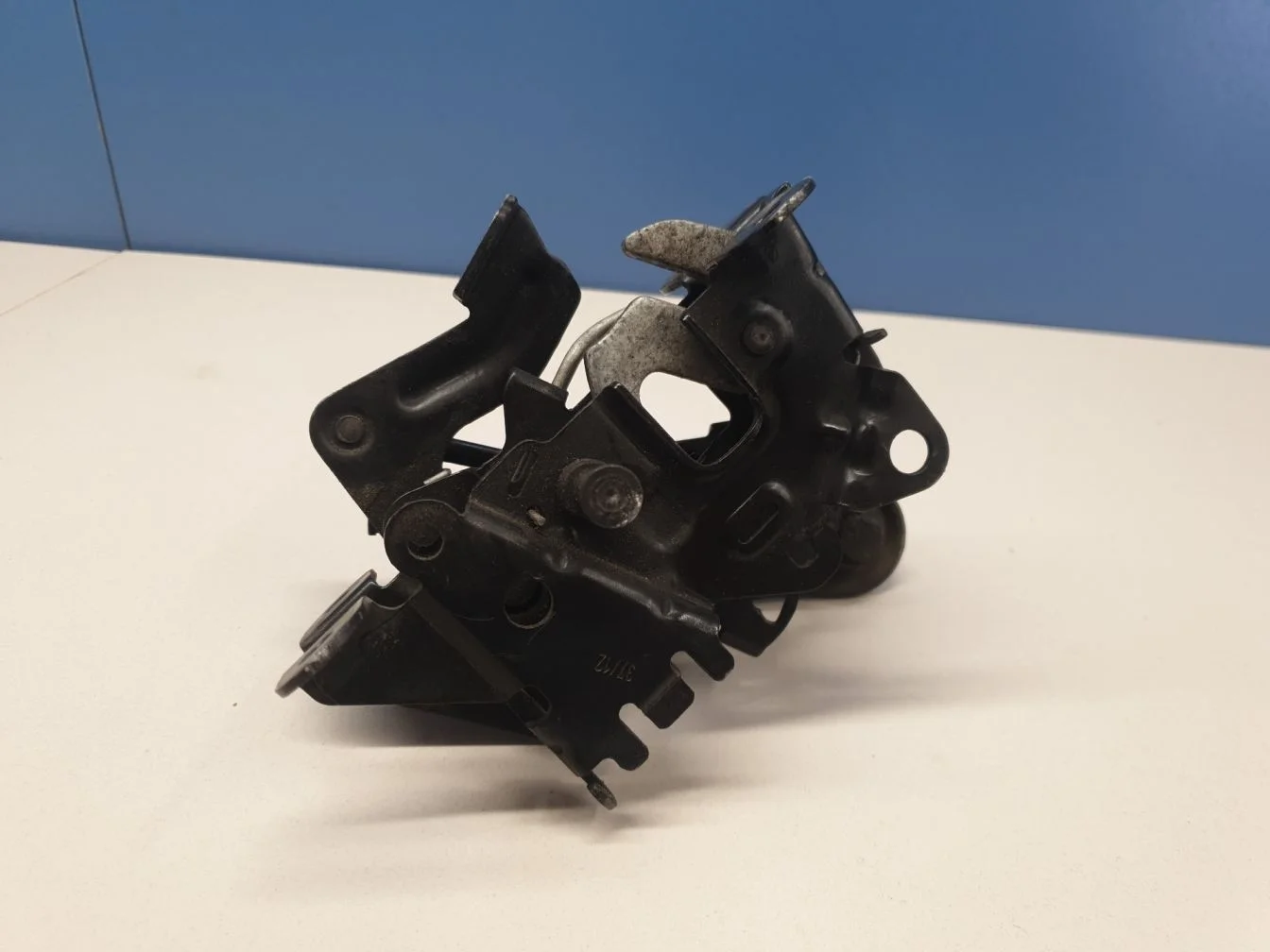 Замок капота левый для BMW 5 F10 2009-2017