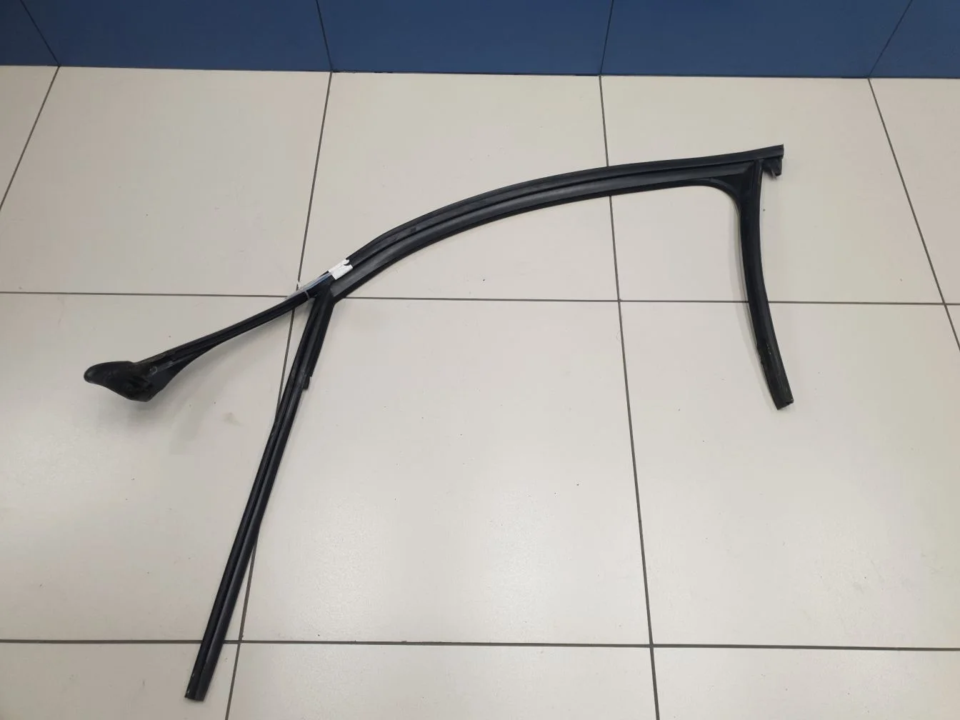 Уплотнитель стекла передней левой двери для Audi A6 S6 C7 2011-2018