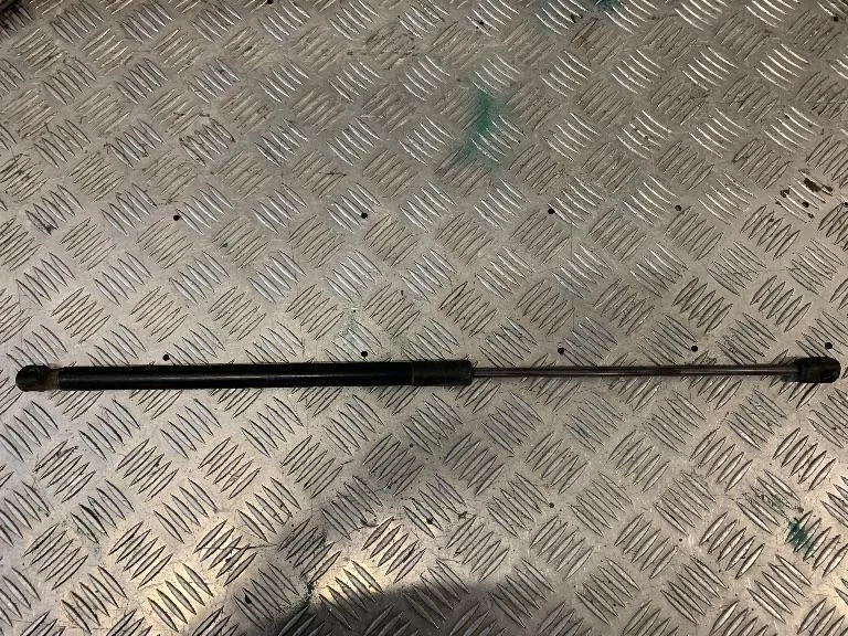 Амортизатор капота Renault Duster 2013