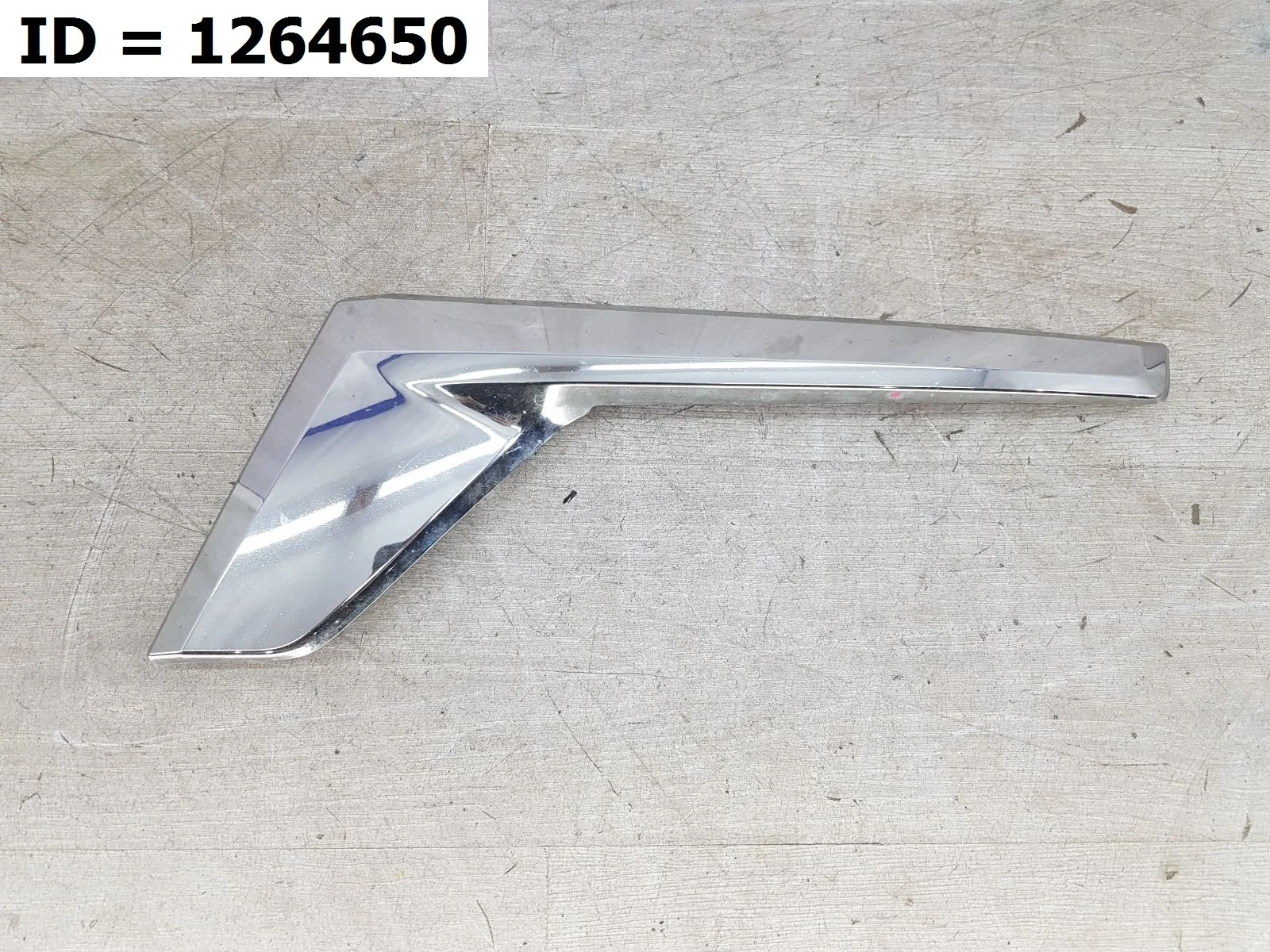 Накладка на фару Toyota LAND CRUISER 11, 200 UZJ200 VDJ200  5318260050 2007-2021 (контрактная запчасть)