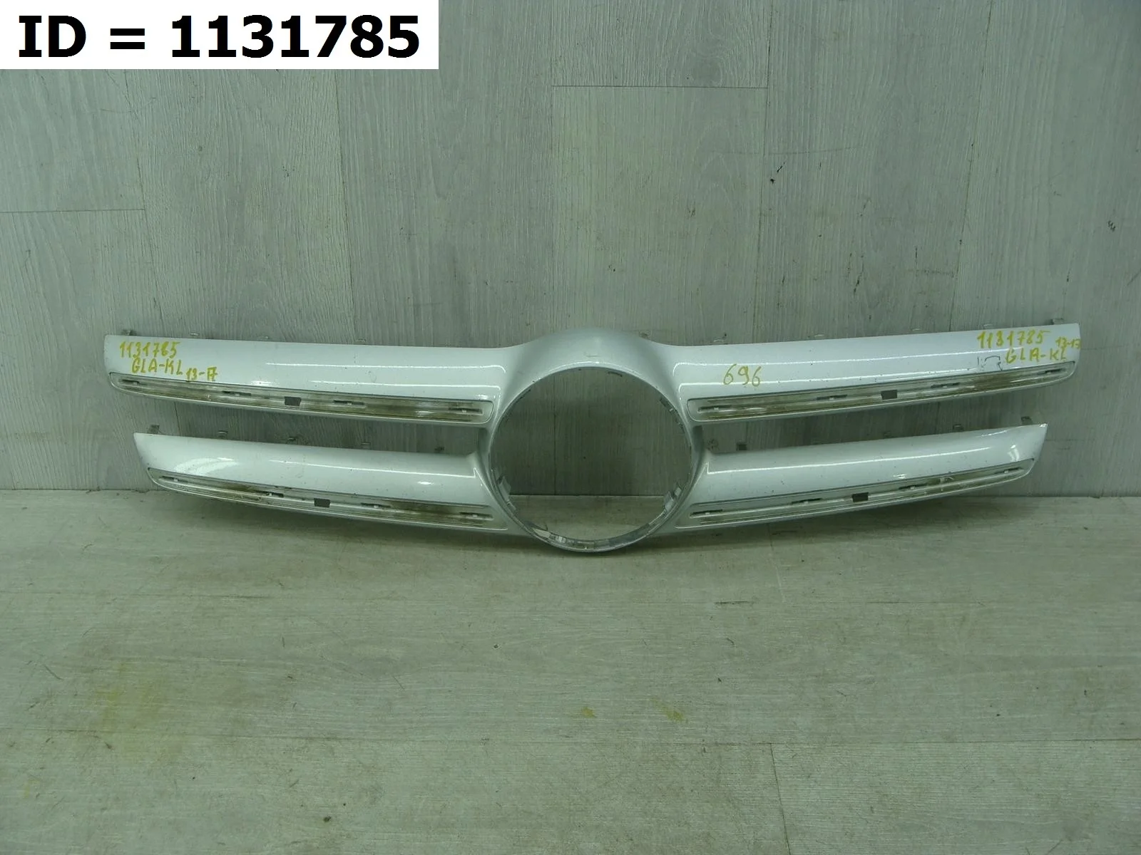 молдинг решетки радиатора MERCEDES BENZ GLA CLASS 1, X156 156 156.905  A15688802609999 2013-2020 (контрактная запчасть)