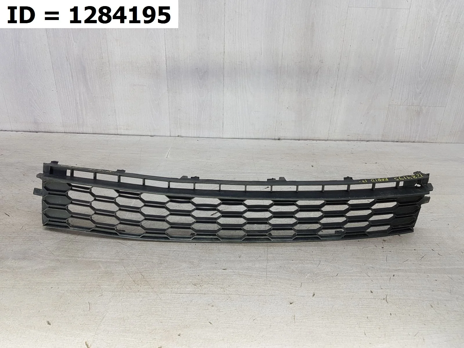 решетка бампера передняя Skoda RAPID 1, NH NH1 NH3 Передний  5JA853677C 2012-2020 (контрактная запчасть)