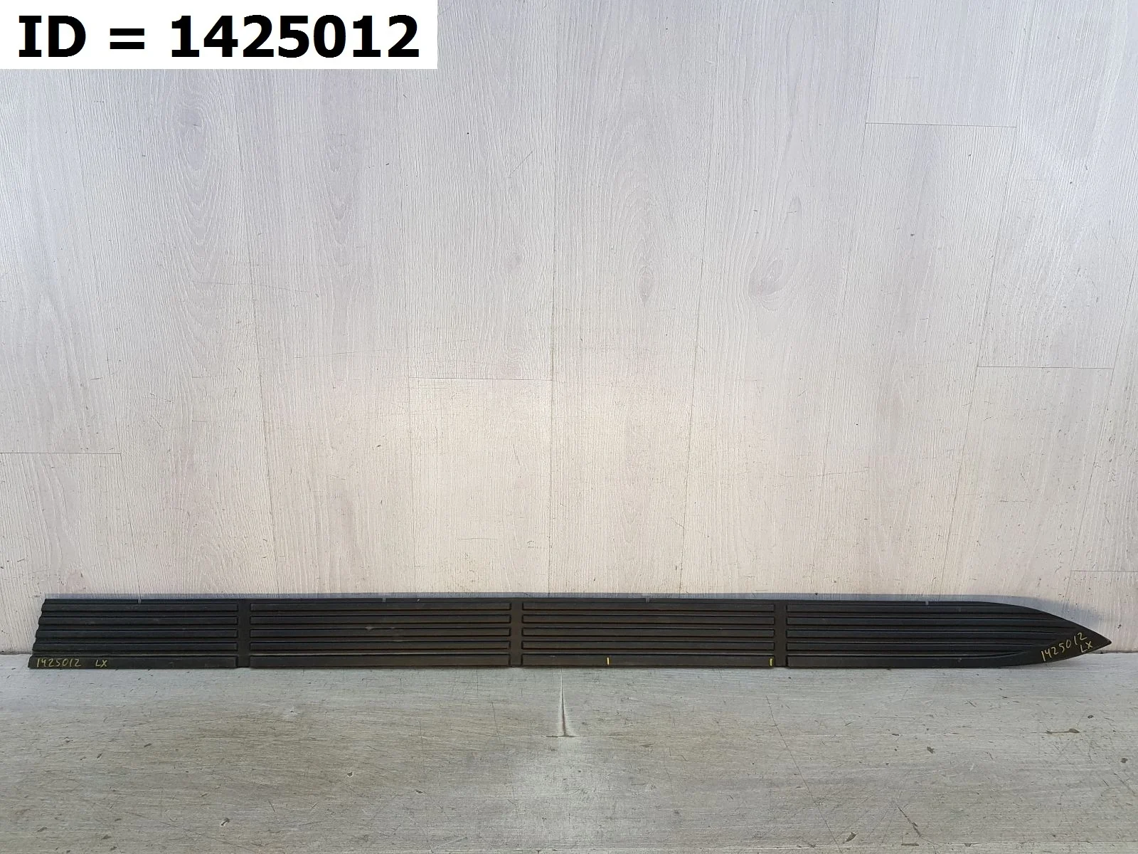 накладка на порог правая Lexus LX LX450D LX570 3, J200 VDJ201 URJ201 Правый  517716A120 2007-2024 (контрактная запчасть)