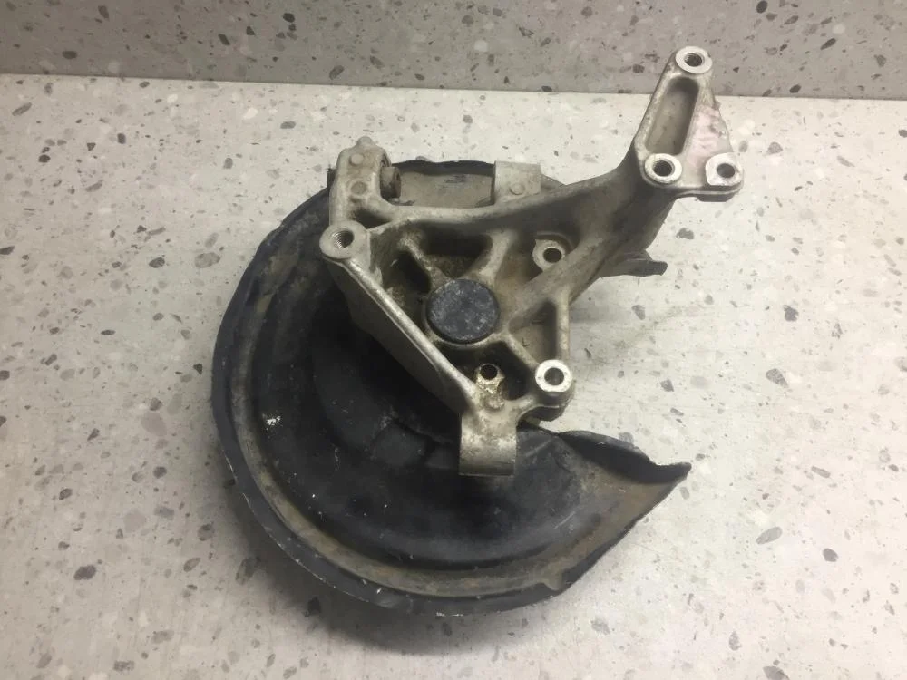 Кулак поворотный задний правый Volkswagen Passat B6 2005-2010