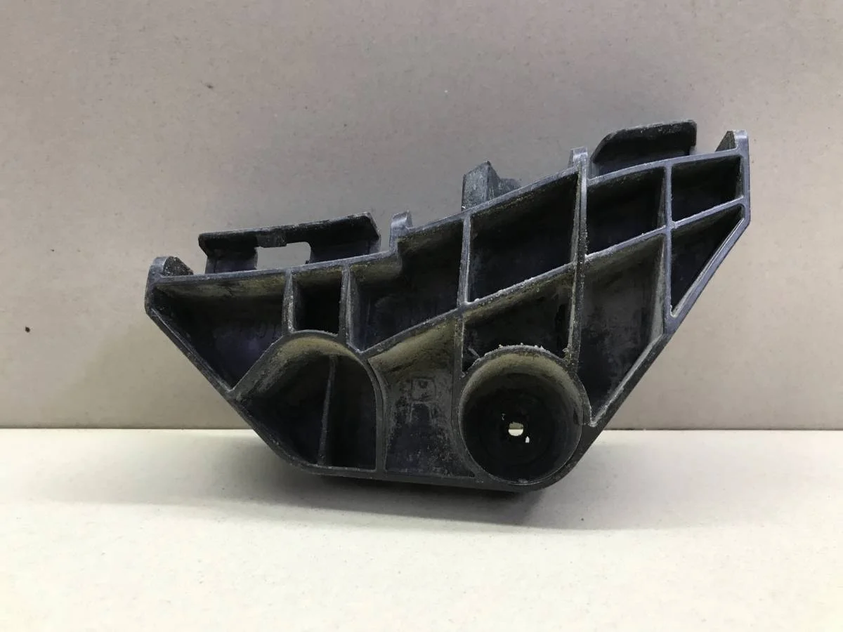 Кронштейн заднего бампера правый Toyota Corolla E150 2006-2013