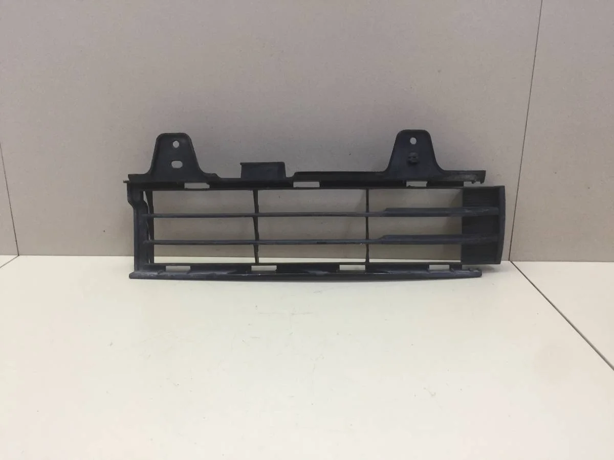Решетка в бампер левая Toyota Land Cruiser J200 2007-2015