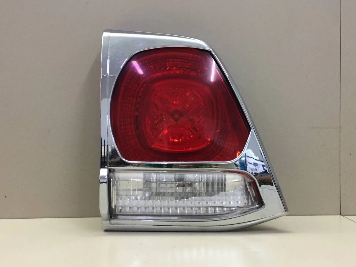 Фонарь задний внутренний левый Toyota Land Cruiser J200 2007-2015