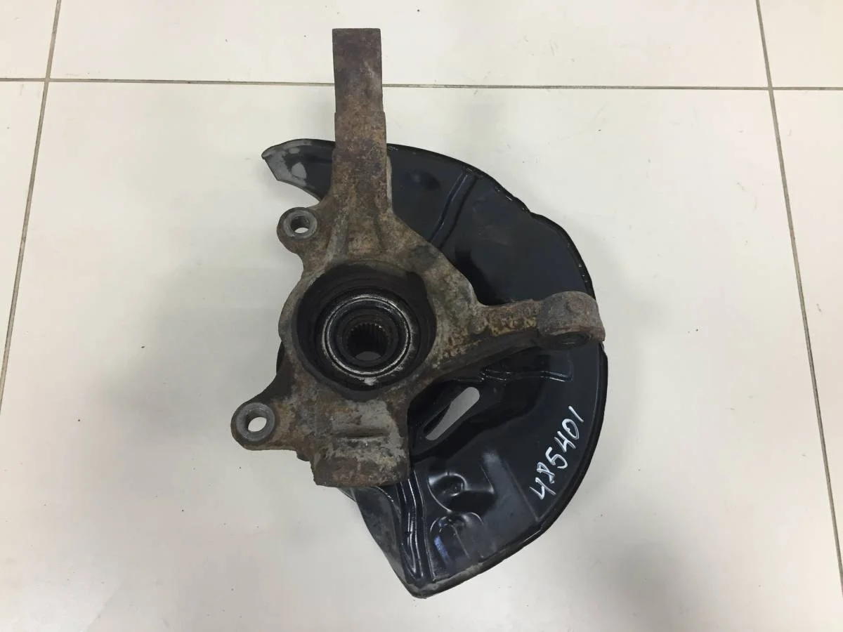 Кулак поворотный передний правый Toyota Avensis T250 2003-2009